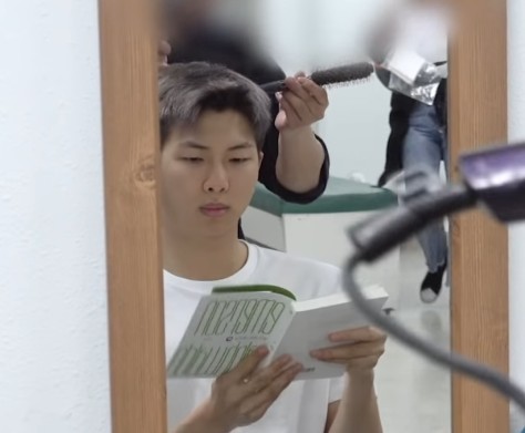 방탄소년단의 RM이 에머슨의 '자연'을 읽고 있는 사진